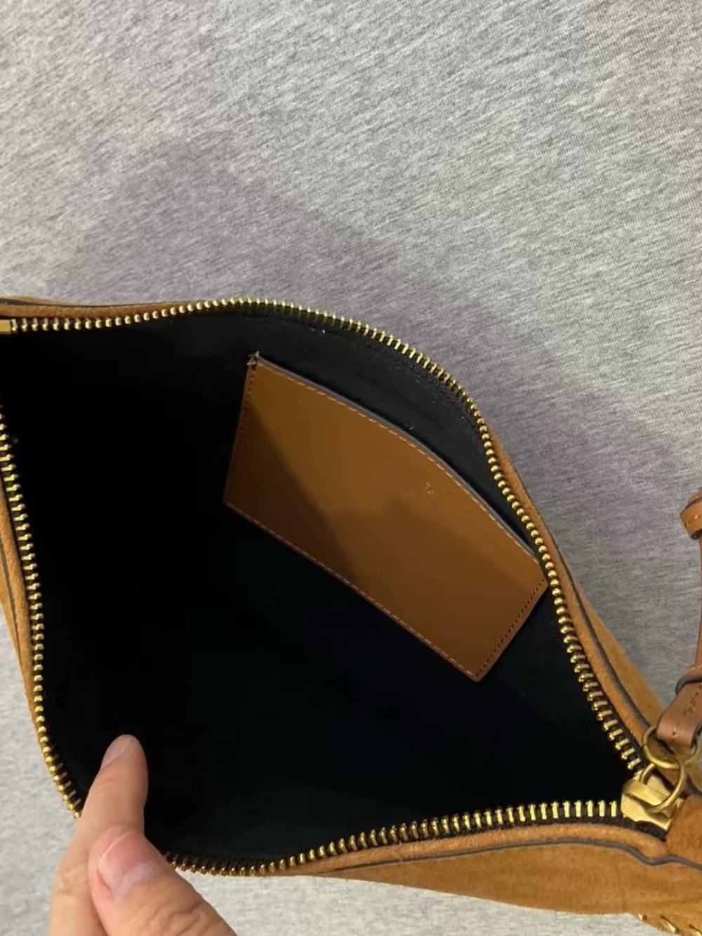 Isabel Marant OSKAN SOFT ZIP BAG
oskan soft zip bag in suede calfskin leather - Picture 9 of 16